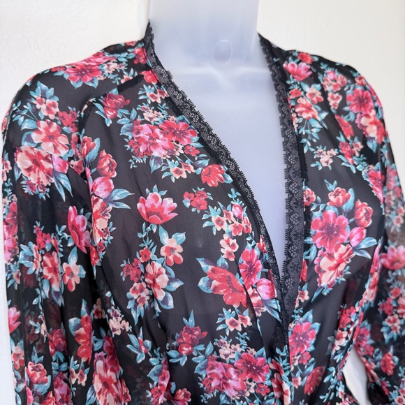 F21 | Moody Floral Sheer Lace Trim Belted Lingerie Mini Robe - Picture 5 of 15